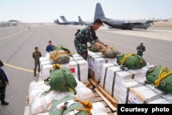 3.200 kilogram bantuan pangan sebelum dinaikkan ke pesawat Hercules TNI Angkatan Udara C-130-J untuk diberikan kepada warga di Gaza hari Selasa (9/4) (courtesy: Puspen TNI).