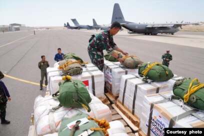 3.200 kilogram bantuan pangan sebelum dinaikkan ke pesawat Hercules TNI Angkatan Udara C-130-J untuk diberikan kepada warga di Gaza hari Selasa (9/4) (courtesy: Puspen TNI).