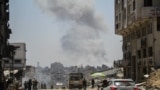 4일 가자지구 내부의 파괴된 빌딩 사이로 이스라엘 군의 공격에 의한 연기가 피어오르고 있다.