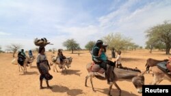 Familia za Wasudan zikikatisha jangwa, baada ya kuvuka mpaka kati ya Sudan na Chad, Mei 12 2023. Picha na shirika la habari la REUTERS/Zohra Bensemra.