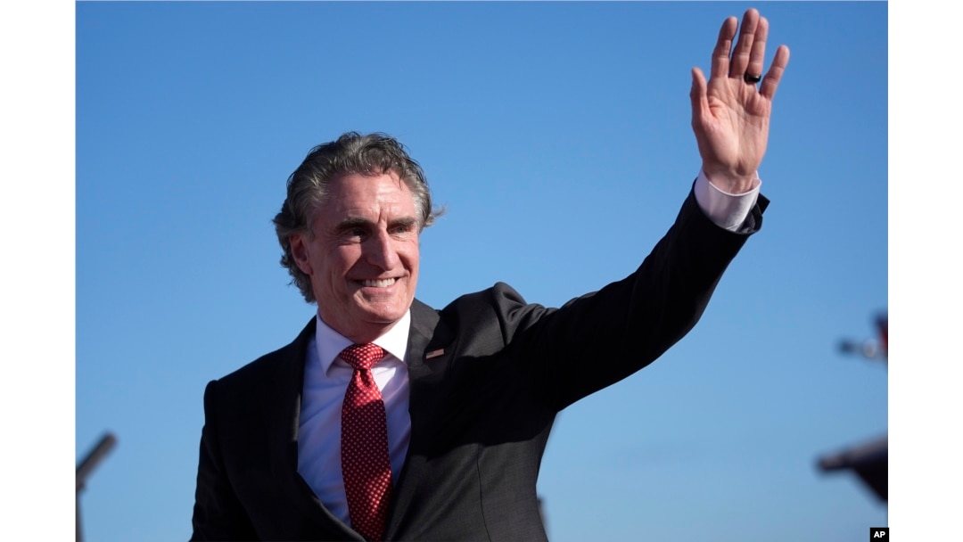 Guverner Sjeverne Dakote Doug Burgum maše okupljenima na mitingu u Wildwoodu, New Jersey, 11. maja 2024. U petak je novoizabrani američki predsjednik Donald Trump najavio da će Burgum voditi novi Nacionalni energetski savjet.