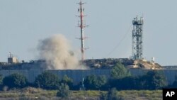 Dim uzdiže iznad pozicije izraelske vojske koju je pogodio Hamas na granici sa Libanom. (Foto: AP/Hassan Ammar)