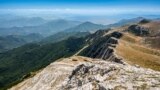 Солунска глава, 2.540 метри надморска висина.
Врв од кој се гледа речиси целата држава, но и загадувањето надвиснато над скопската котлина