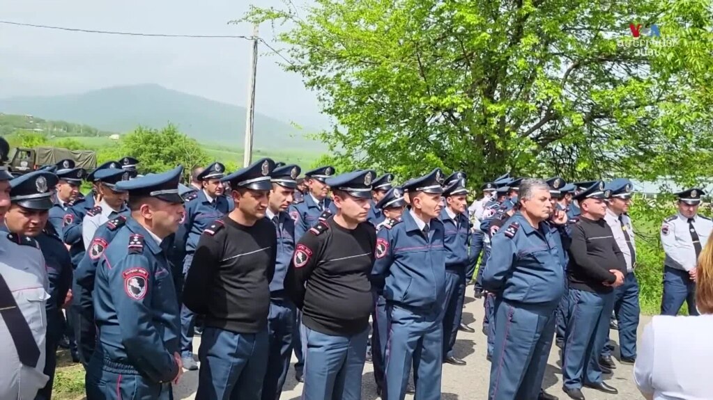 Կիրանց գյուղով անցնող միջպետական ճանապարհը շարունակում է արգելափակված մնալ, հիմա արդեն՝ ոստիկանների կողմից