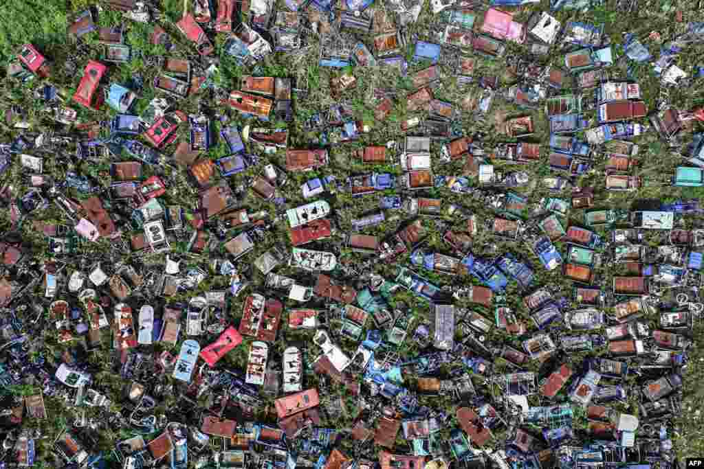 Foto udara menunjukkan pemandangan berbagai mobil-mobil bekas terbengkalai yang menunggu untuk dibongkar di Nanjing, provinsi Jiangsu, China timur. (AFP)&nbsp;