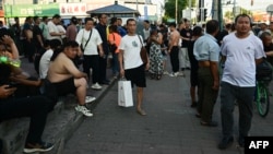 聚集在北京一处劳工人力市场上寻找日结薪水工作的工人 （2023年8月15日）