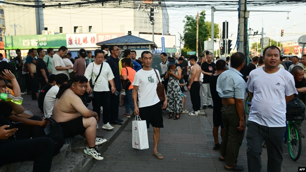 聚集在北京一处劳工人力市场上寻找日结薪水工作的工人。（2023年8月15日）(photo:VOA)