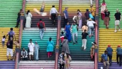 Para wisatawan dan umat Hindu terlihat di 272 anak tangga Kuil Swamy Sri Subramaniar di Gua Batu, Malaysia. (Reuters)&nbsp;