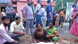 Seorang perempuan berduka di samping jenazah kerabatnya di luar rumah sakit Sikandrarao di distrik Hathras, 350 kilometer barat daya Lucknow, India, 2 Juli 2024. Sedikitnya 87 orang dilaporkan tewas terinjak-injak pada pertemuan keagamaan di India utara.(AP Photo/Manoj Aligadi)