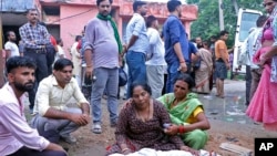 Seorang perempuan berduka di samping jenazah kerabatnya di luar rumah sakit Sikandrarao di distrik Hathras, 350 kilometer barat daya Lucknow, India, 2 Juli 2024. Sedikitnya 87 orang dilaporkan tewas terinjak-injak pada pertemuan keagamaan di India utara.(AP Photo/Manoj Aligadi)