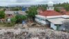 Foto udara dari sebuah drone menunjukkan tumpukan sampah tersapu ke pantai akibat air pasang yang dipicu oleh cuaca yang tidak menentu, di sebuah pantai di desa nelayan Teluk, Kabupaten Pandeglang, provinsi Banten. (Reuters)&nbsp;