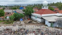 Foto udara dari sebuah drone menunjukkan tumpukan sampah tersapu ke pantai akibat air pasang yang dipicu oleh cuaca yang tidak menentu, di sebuah pantai di desa nelayan Teluk, Kabupaten Pandeglang, provinsi Banten. (Reuters)&nbsp;