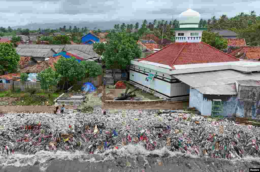 Foto udara dari sebuah drone menunjukkan tumpukan sampah tersapu ke pantai akibat air pasang yang dipicu oleh cuaca yang tidak menentu, di sebuah pantai di desa nelayan Teluk, Kabupaten Pandeglang, provinsi Banten. (Reuters)&nbsp;