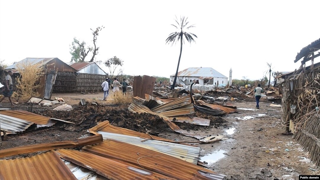 Sawir muujinaya guryo la gubay oo ku yaalla tuulada Eji ee gobolka Shabeelaha Dhexe.