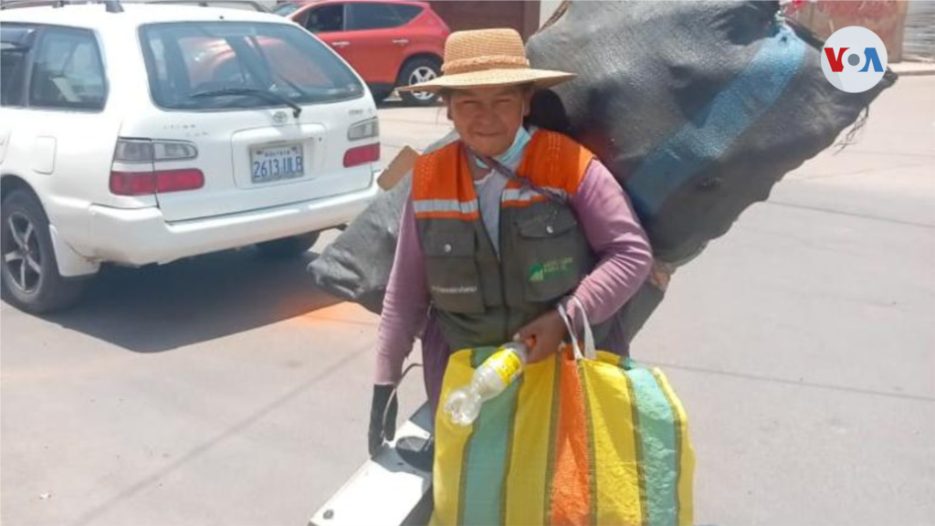 Una ecorrecolectora lleva a cuestas todo lo recogido durante su jornada. [Foto cortesía de la Asociación de Ecorrecolectoras de Bolivia]