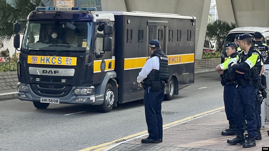 香港壹传媒创办人黎智英国安案，控方第4名从犯证人、“12港人”之一李宇轩，3月13日由俗称“铁甲威龙”的高度设防囚车，押送到西九龙裁判法院，首日出庭作供 (美国之音/汤惠芸)