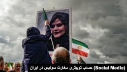 مهسا (ژینا) امینی که در سال ۱۴۰۱ در بازداشت گشت ارشاد کشته شد. کشته شدن او آغازگر تظاهرات گسترده در ایران شد که به نام جنبش «زن زندگی آزادی» شهرت بافته است.