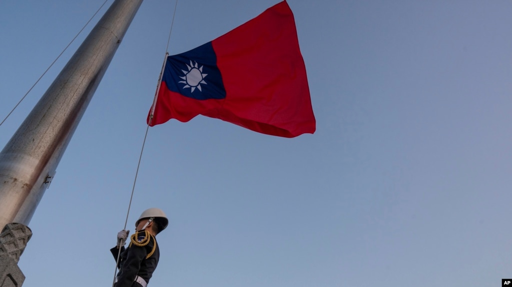 资料照：台湾士兵在傍晚的台北中山纪念堂前举行降旗仪式。（2024年1月12日）(photo:VOA)