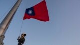 台湾士兵在傍晚的台北中山纪念堂前举行降旗仪式。（2024年1月12日）