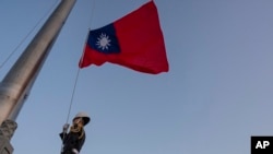 台灣士兵在傍晚的台北中山紀念堂前舉行降旗儀式。（2024年1月12日）