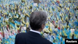 2024年5月14日，美国国务卿布林肯在乌克兰基辅的临时纪念碑前悼念阵亡的乌克兰军人。（路透社照片）