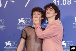 Noah Jupe dan Jack Dylan Grazer untuk film 'Dreamin' Wild' di Festival Film Venesia, Italia, 2022. (dok: Joel C Ryan/Invision/AP)