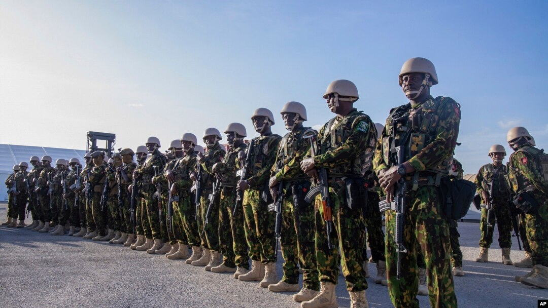 Polisye Kenyan yo kanpe nan baz yo pandan vizit PM Garry Conille nan Potoprens, Ayiti, 26 Jyen 2024. 