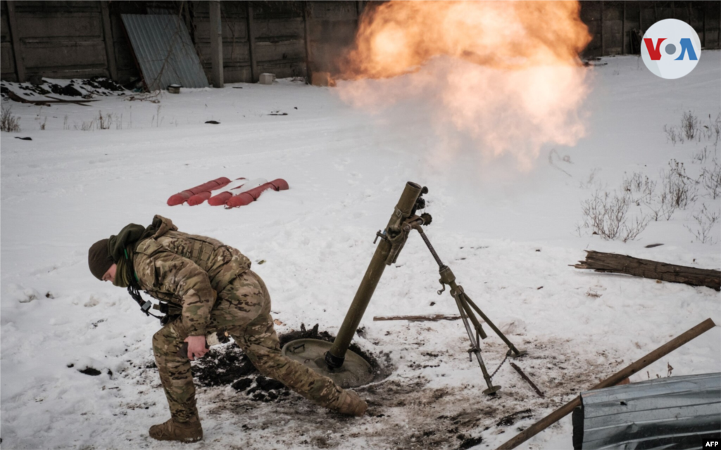 Un soldado ucraniano dispara contra las posiciones rusas en Bajmut el 16 de febrero. Las fuerzas de Moscú aseguran que están ganando terreno mientras caen bombardeos casi las 24 horas sobre la ciudad destrozada, que el presidente ucraniano Volodymyr Zelenskyy ha llamado &quot;nuestra fortaleza&quot;.