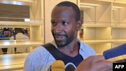 Olivier Dubois à l'aéroport de Niamey, le 20 mars 2023.