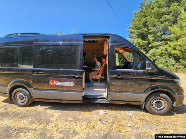 Gazeteciler Cemiyeti Mobil Basın Evi,Akbelen'deki gelişmeleri kamuoyuna duyurma çabasındaki gazetecilere hizmet verdi.
