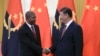 O Presidente de Angola, João Lourenço, à esquerda, cumprimenta o Presidente chinês, Xi Jinping, antes do encontro bilateral em Pequim, no domingo, 2 de setembro de 2018.