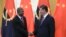 O Presidente de Angola, João Lourenço, à esquerda, cumprimenta o Presidente chinês, Xi Jinping, antes do encontro bilateral em Pequim, no domingo, 2 de setembro de 2018.