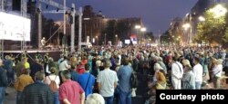 Građani okupljeni ispred bine tokom protesta "Srbija protiv nasilja", ispred Doma Narodne skupštine, u Beogradu, 7. oktobra 2023. (Foto: FoNet)