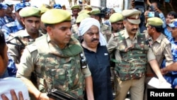 افسران پلیس در حال اسکورت عتیق احمد، نماینده پیشین مجلس هندوستان. ١٣ آوریل ۲۰۲۳