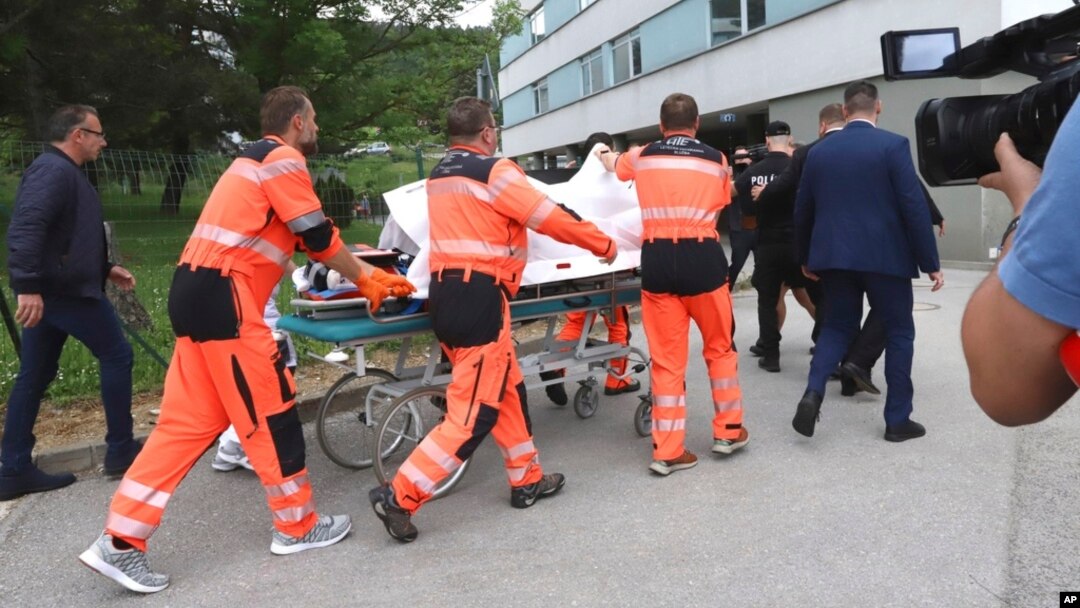 Hitna pomoć dovodi slovačkog premijera Roberta Fica u bolnicu u Banskoj Bistrici (Foto: AP/Jan Kroslak/TASR)