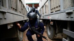 Anggota pasukan Angkatan Laut Ekuador memeriksa sebuah kapal dan barang bawaannya dalam patroli di Guayaquil, Ekuador, pada 28 Maret 2024. (Foto: Reuters/Santiago Arcos)