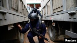 Anggota pasukan Angkatan Laut Ekuador memeriksa sebuah kapal dan barang bawaannya dalam patroli di Guayaquil, Ekuador, pada 28 Maret 2024. (Foto: Reuters/Santiago Arcos)