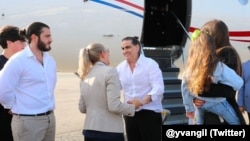 Alex Saab es recibido por su familia y la esposa del presidente Nicolás Maduro, Cilia Flores.