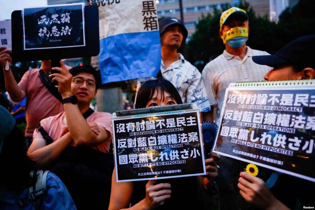 台湾民众聚集在台北的立法院外表达自己的政治意愿。(2024年5月24日)(photo:VOA)