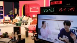 Syuting acara reality show "Living Together without Marriage" atau "Tinggal Bersama tanpa Menikah" di sebuah studio di Seoul, Korea Selatan, 24 Februari 2023. (Foto: Soo-Hyeon Kim/Reuters)