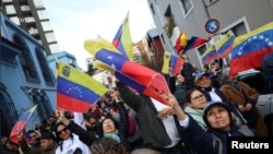 Venezolanos residentes en Buenos Aires, Argentina, se reunieron frente a la embajada de Venezuela (ARCHIVO).