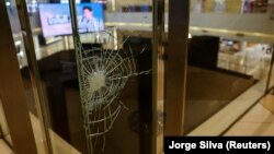 Bekas peluru terlihat di panel kaca di pusat perbelanjaan Siam Paragon setelah polisi Thailand menangkap seorang remaja pria bersenjata di Bangkok, Thailand, 4 Oktober 2023. (Foto: REUTERS/Jorge Silva)