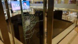Bekas peluru terlihat di panel kaca di pusat perbelanjaan Siam Paragon setelah polisi Thailand menangkap seorang remaja pria bersenjata di Bangkok, Thailand, 4 Oktober 2023. (Foto: REUTERS/Jorge Silva)