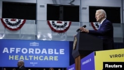 Presiden AS Joe Biden berbicara soal biaya kesehatan dan akses terhadap pengobatan terjangkau dalam sebuah acara di Virginia Beach, Virginia, pada 28 Februari 2023. (Foto: Reuters/Leah Millis)