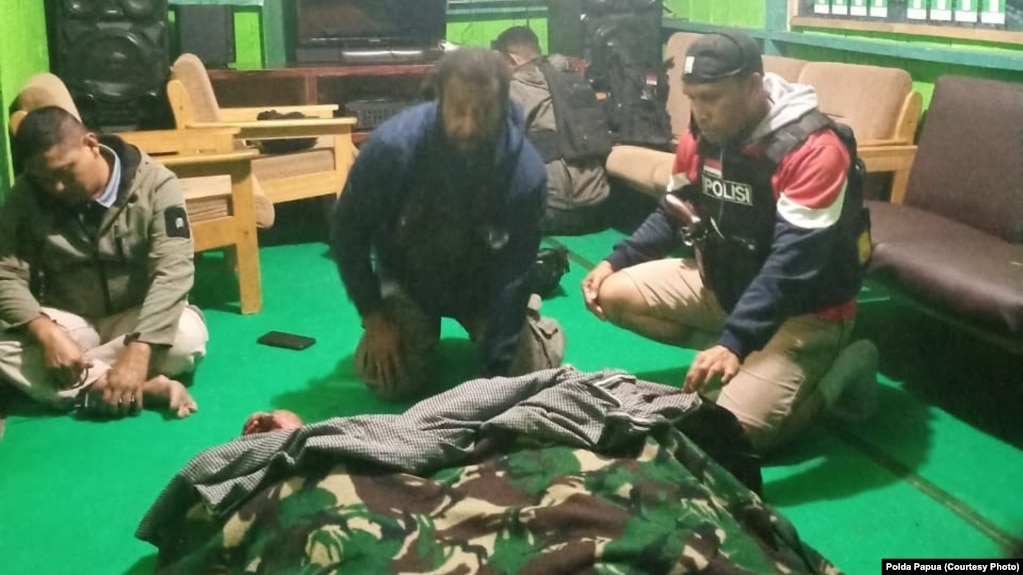 Dua anggota TNI-Polri yang tewas ditembak oleh kelompok kriminal bersenjata (KKB) di Distrik Ilu, Kabupaten Puncak Jaya, Provinsi Papua Pegunungan, Sabtu, 25 Maret 2023. (Foto: Polda Papua)