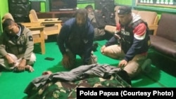 Dua anggota TNI-Polri yang tewas ditembak oleh kelompok kriminal bersenjata (KKB) di Distrik Ilu, Kabupaten Puncak Jaya, Provinsi Papua Pegunungan, Sabtu, 25 Maret 2023. (Foto: Polda Papua)