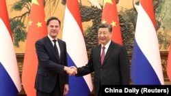 中国领导人习近平在北京人大会堂会晤到访的荷兰首相马克·吕特。（2024年3月27日）
