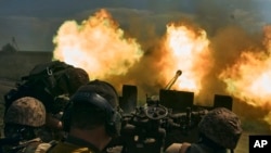 Binh sĩ Ukraine nã pháo gần Bakhmut, khu vưc Donetsk, ngày 15/5/2023.