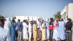 Des électeurs font la queue dans un bureau de vote à Nouakchott, en Mauritanie, le 13 mai 2023.