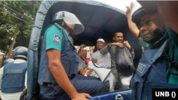 চট্টগ্রামে সাঈদীর গায়েবানা জানাজাকে কেন্দ্র করে জামায়াত, শিবিরের কর্মী-সমর্থকদের সঙ্গে পুলিশের সংঘর্ষ হয়েছে। সংঘর্ষের সময় ৩০ জনকে আটক করেছে পুলিশ। ১৫ আগস্ট, ২০২৩। 